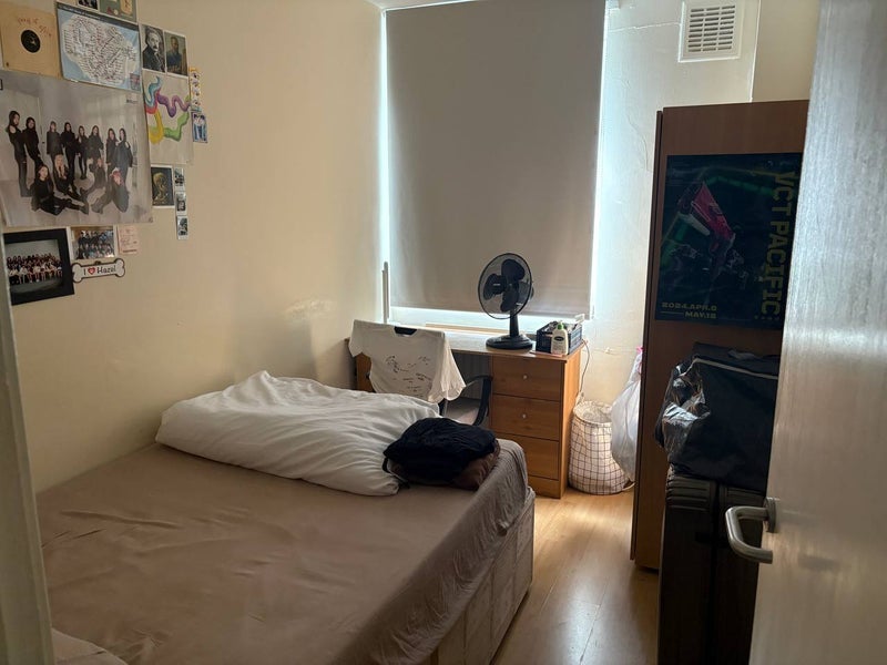Room Crowndale Road in Greater London