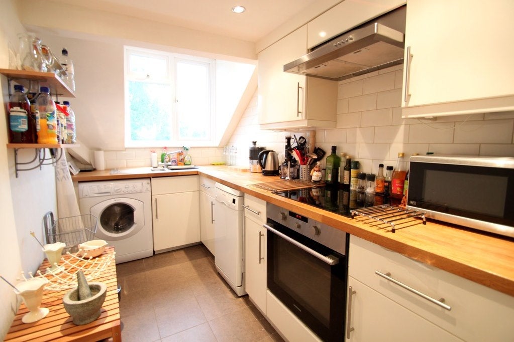 Flat Fassett Road in Greater London