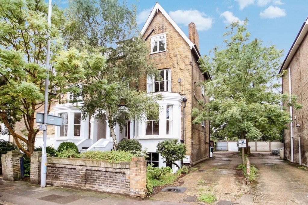 Flat Fassett Road in Greater London