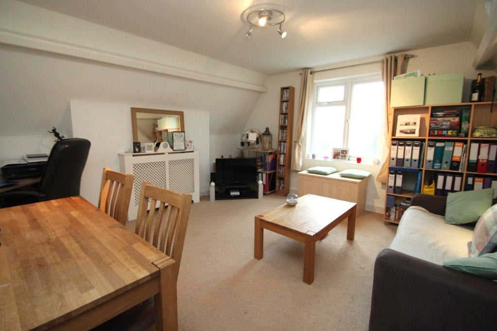 Flat Fassett Road in Greater London