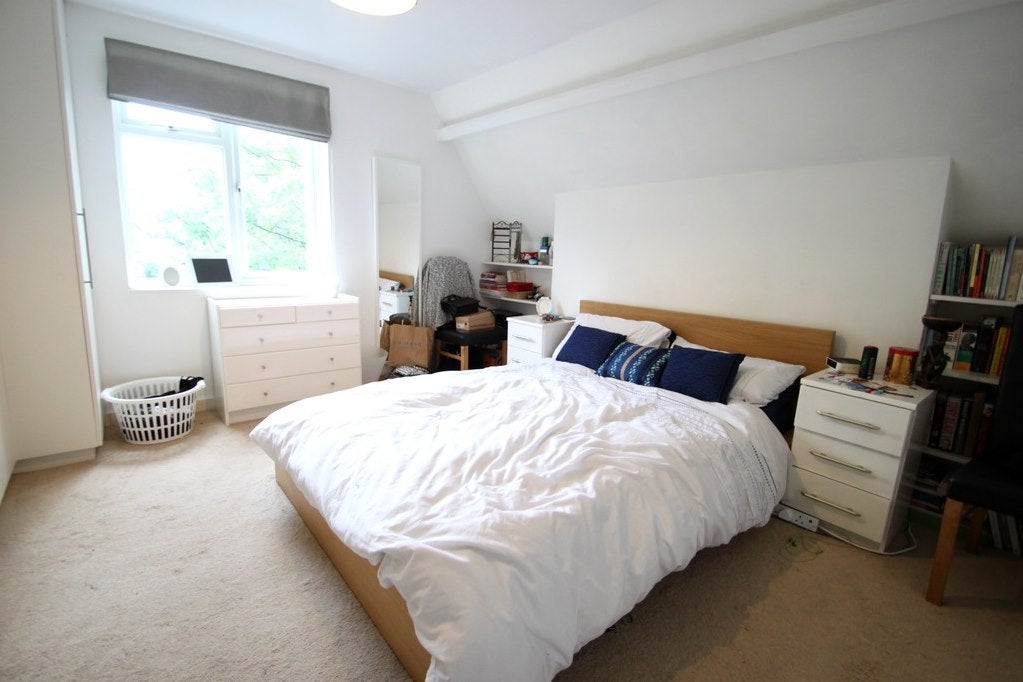 Flat Fassett Road in Greater London