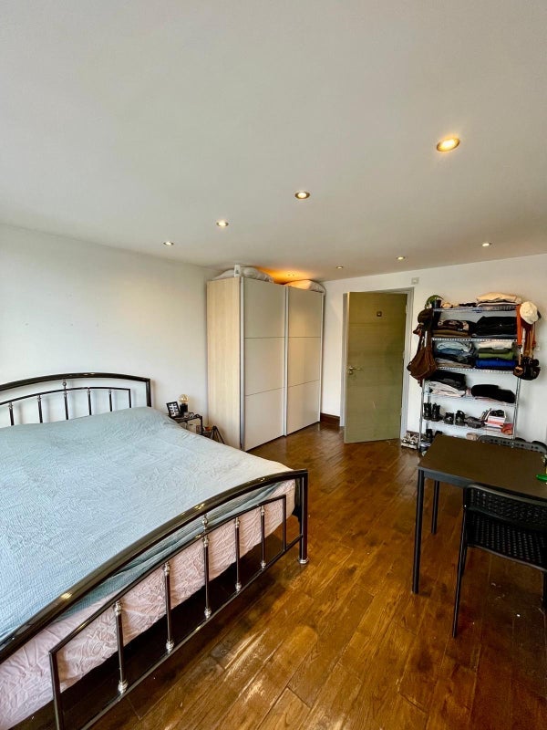 Room Hawtrey Road in Greater London