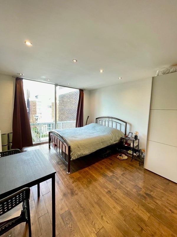 Room Hawtrey Road in Greater London