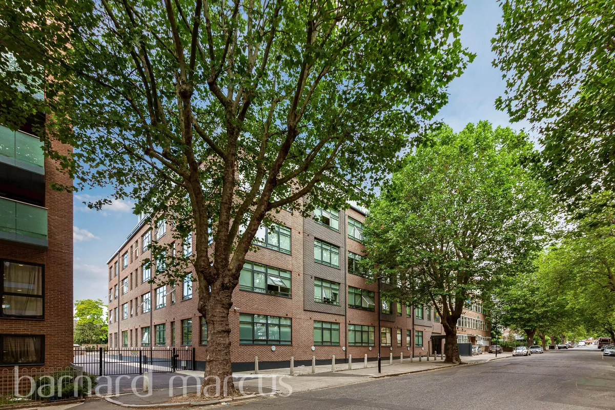 Flat Lawrence Road in Greater London