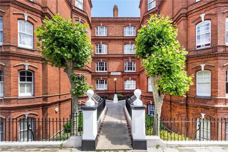 Flat Queen's Club Gardens in Greater London