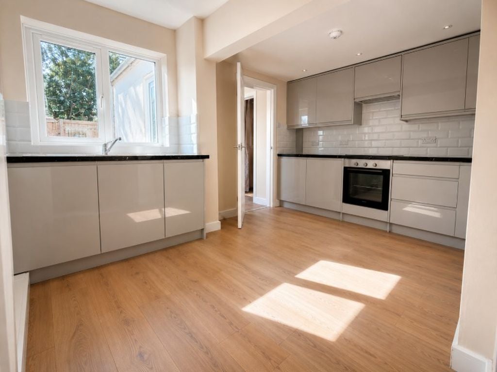 Room Leonard Road in Gosport