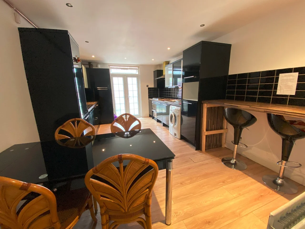 Room Ivy Road in Greater London