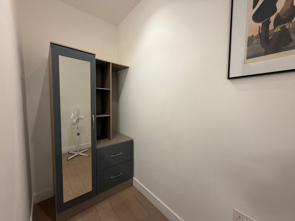 Flat Harlequin Avenue in Greater London