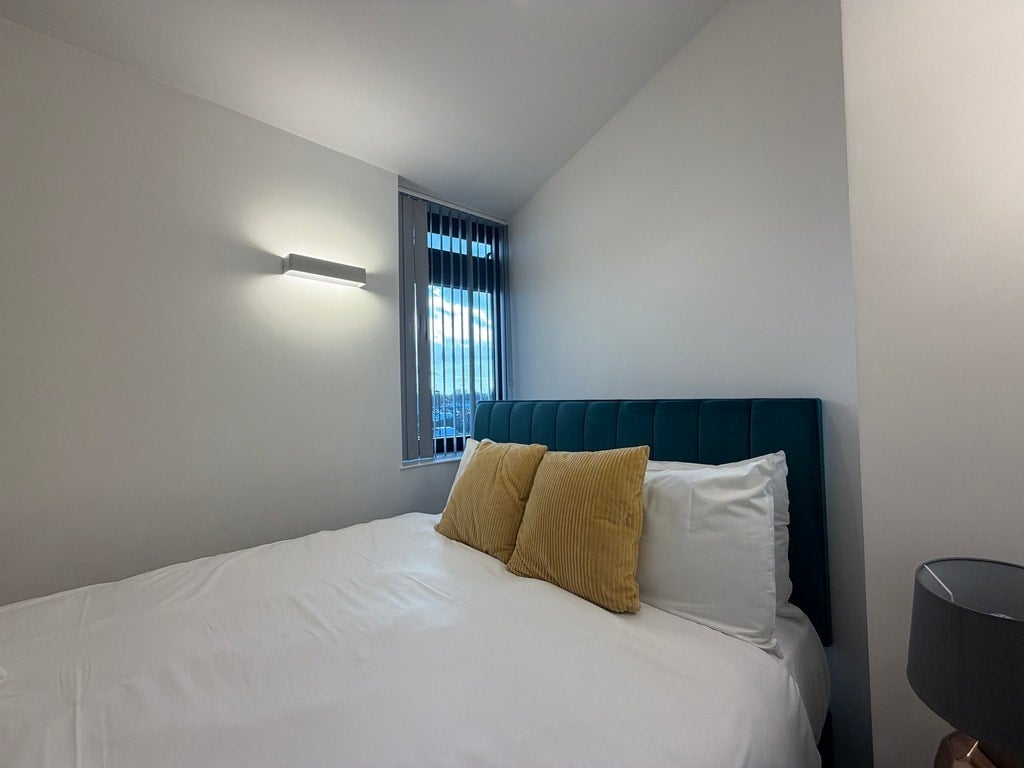 Flat Harlequin Avenue in Greater London
