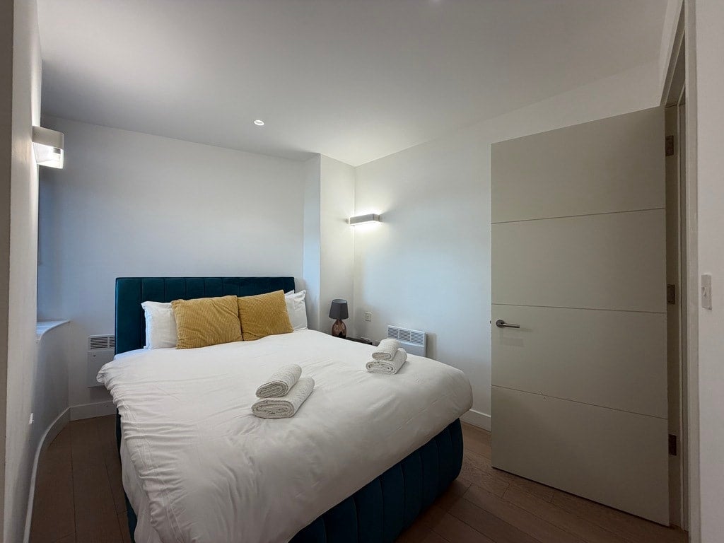 Flat Harlequin Avenue in Greater London