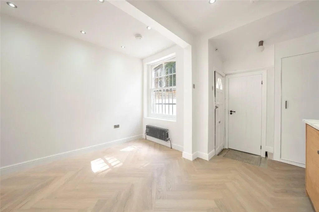 Flat Tasker Road in Greater London