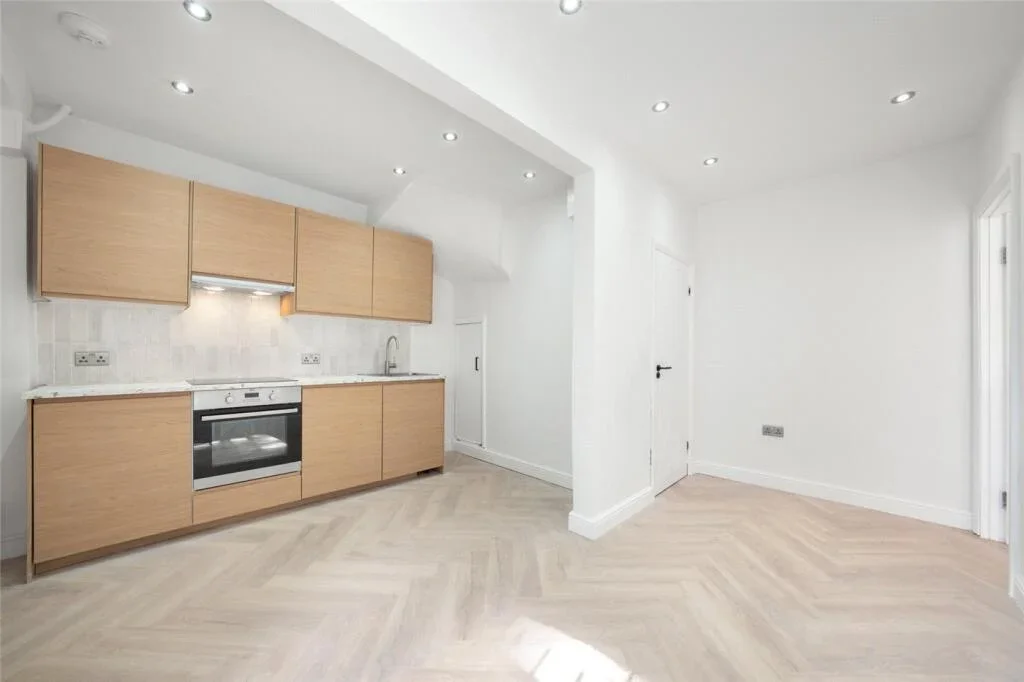 Flat Tasker Road in Greater London