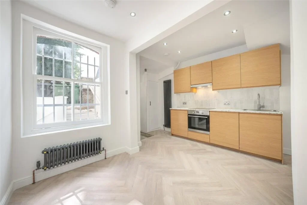 Flat Tasker Road in Greater London