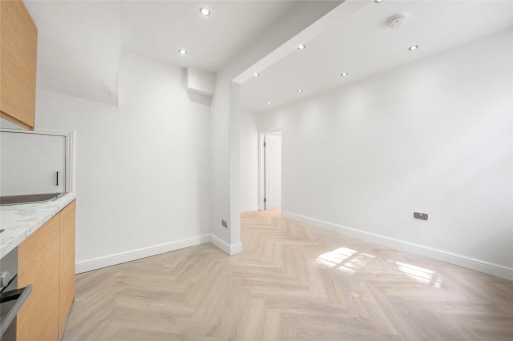 Flat Tasker Road in Greater London