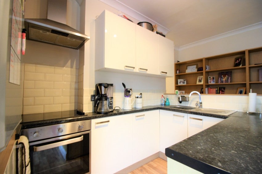 Flat Carew Road in Greater London