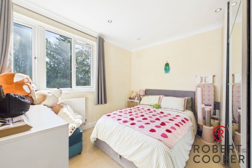 Flat Carew Road in Greater London