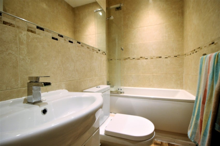 Flat Carew Road in Greater London