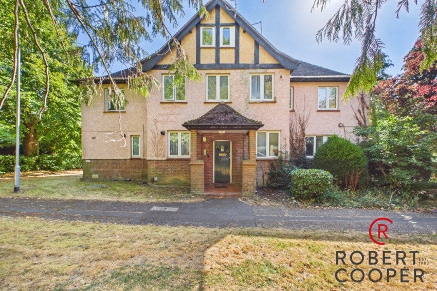 Flat Carew Road in Greater London