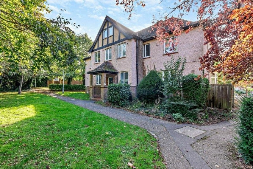 Flat Carew Road in Greater London