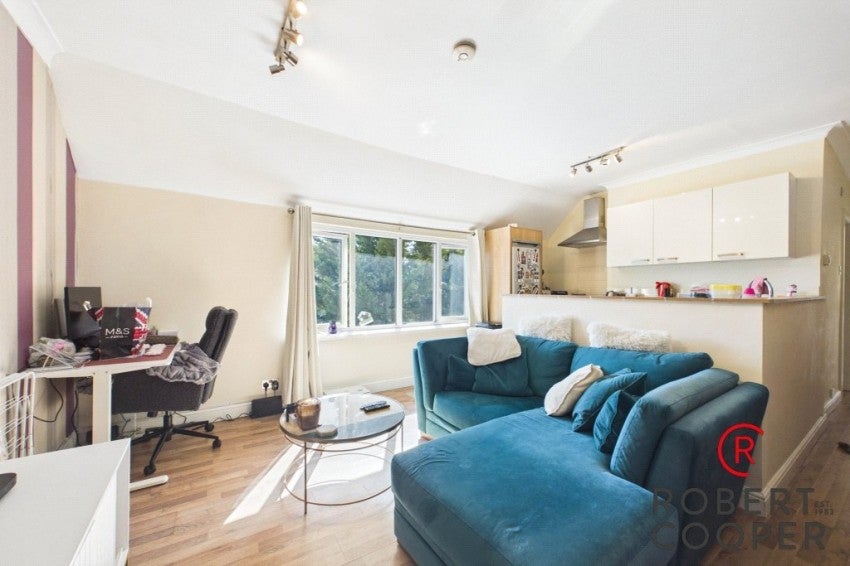 Flat Carew Road in Greater London