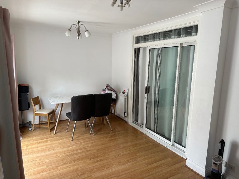 Flat The Crescent in Greater London