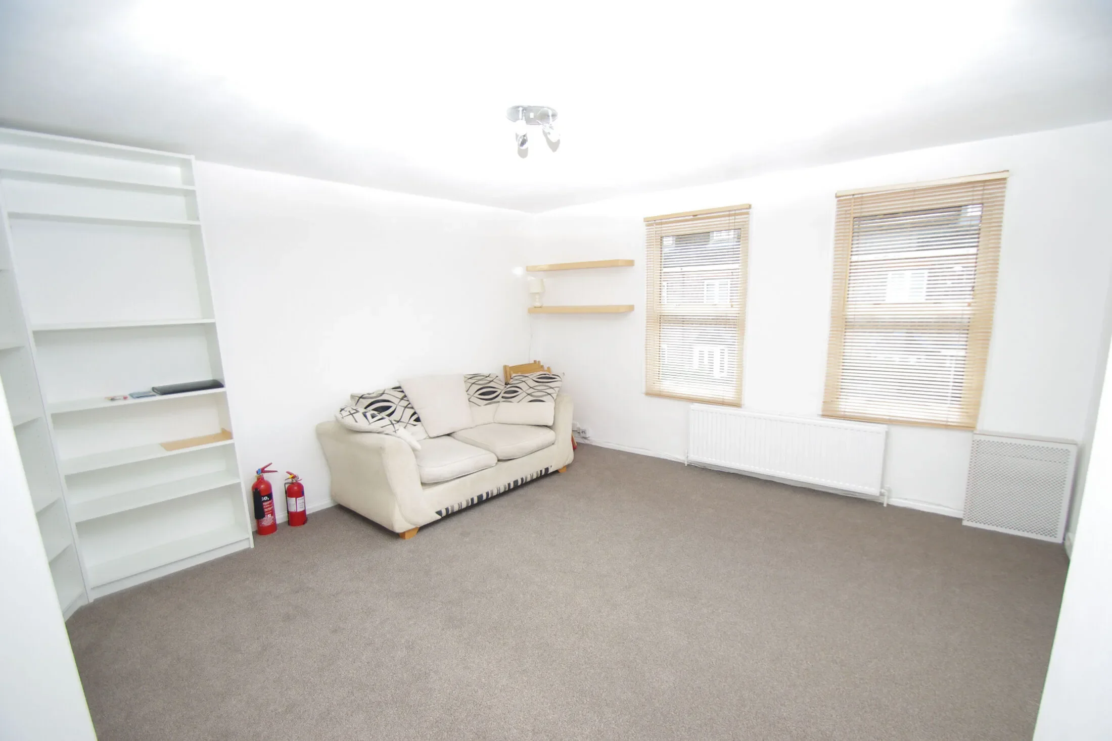 Flat Kings Avenue in Watford