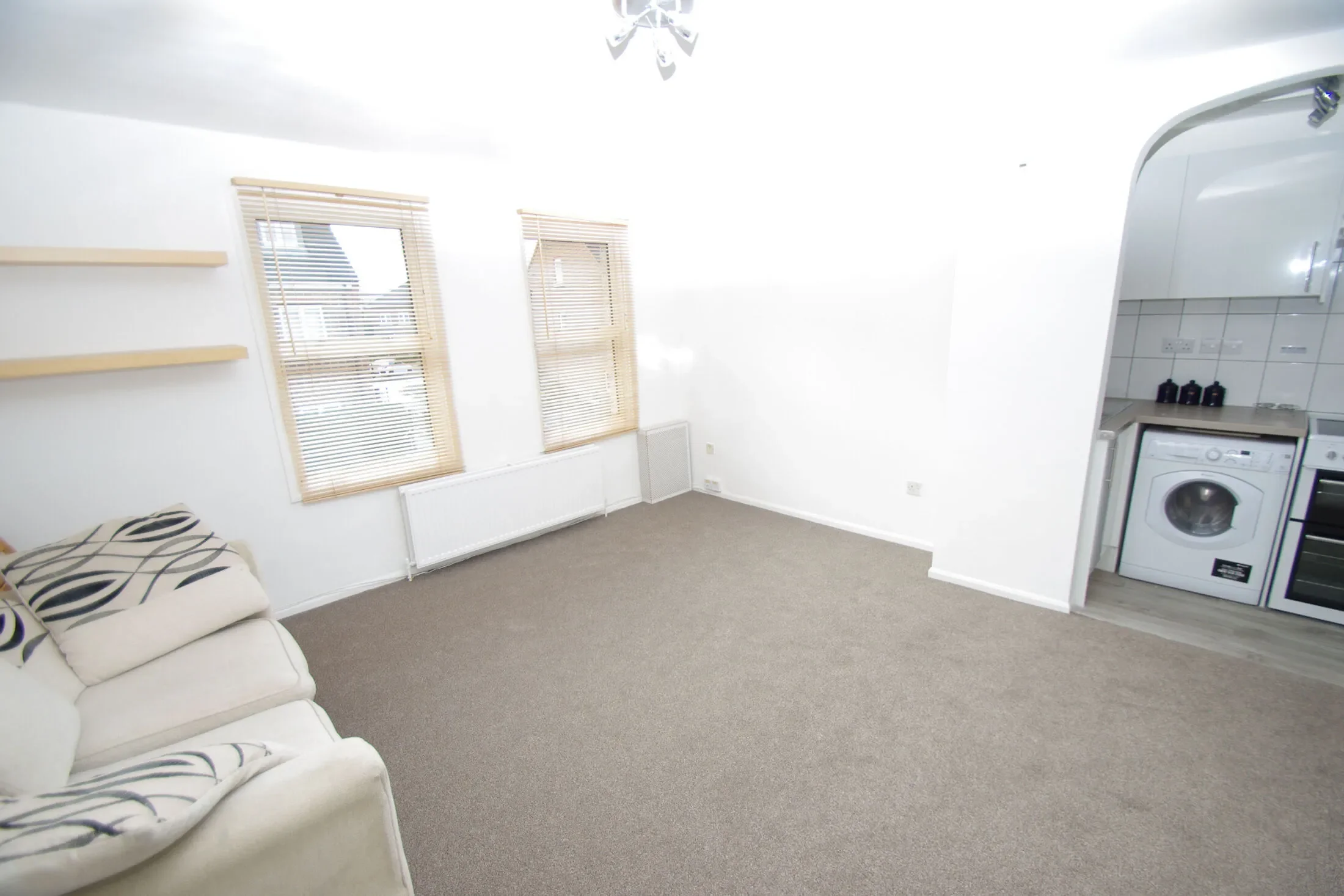Flat Kings Avenue in Watford