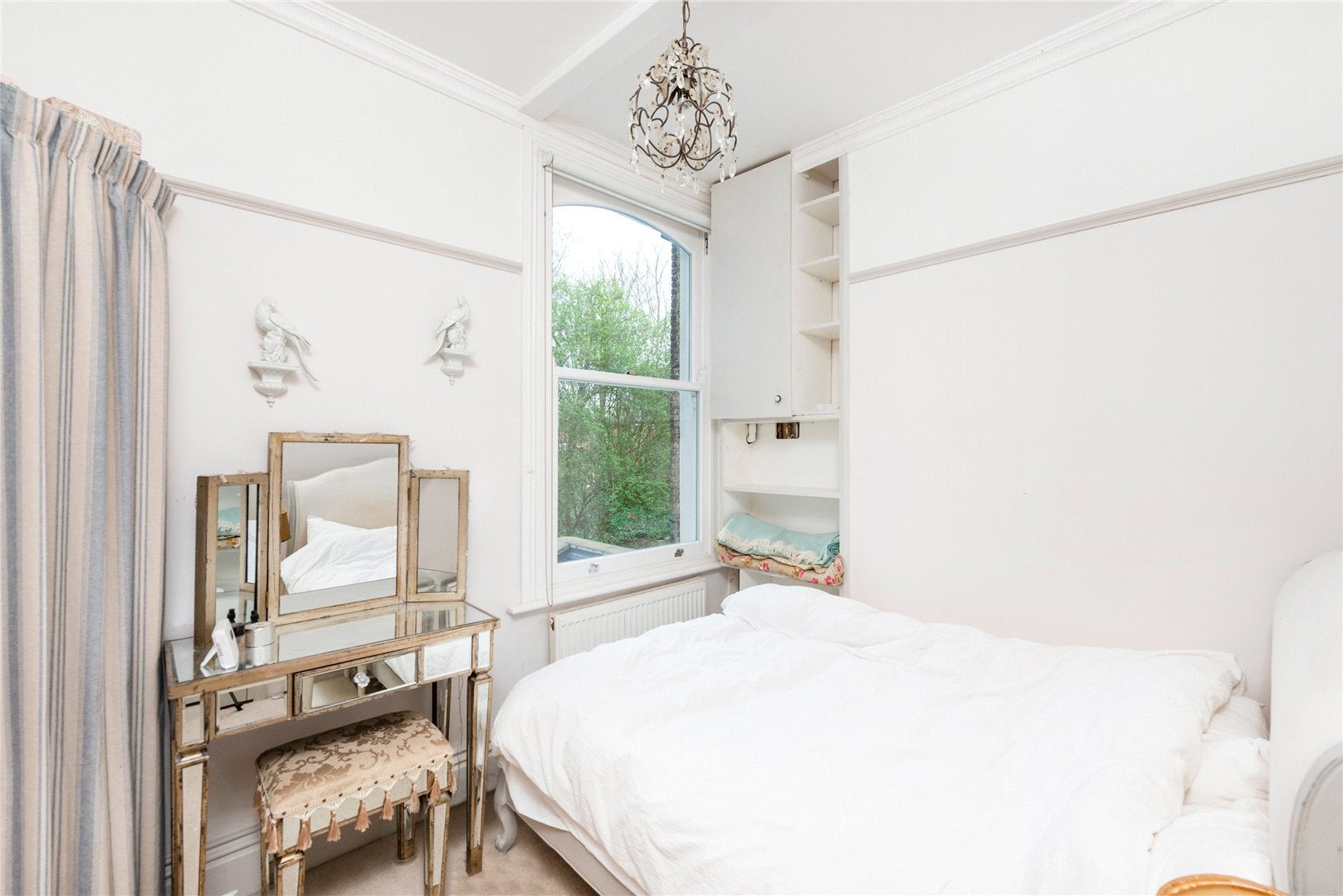 Flat Bracewell Road in Greater London