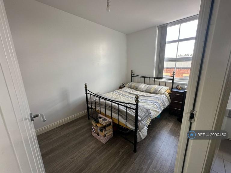 Flat Meanwood Road in Leeds