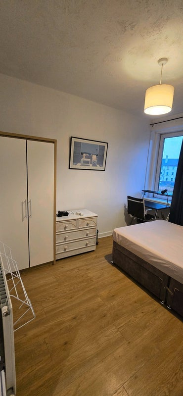 Room Loaning Crescent in City of Edinburgh