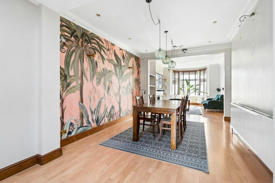 House Waverley Avenue in Greater London