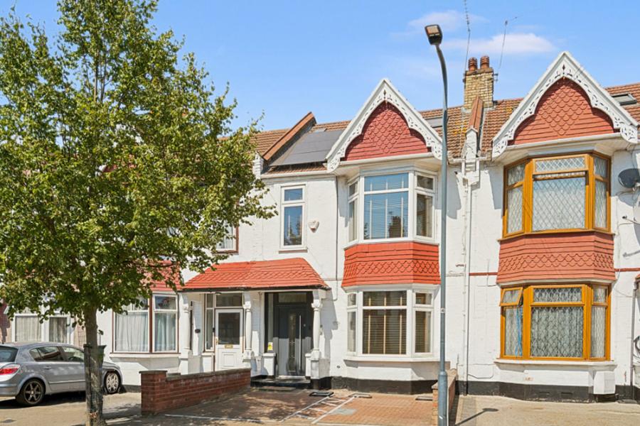 House Waverley Avenue in Greater London
