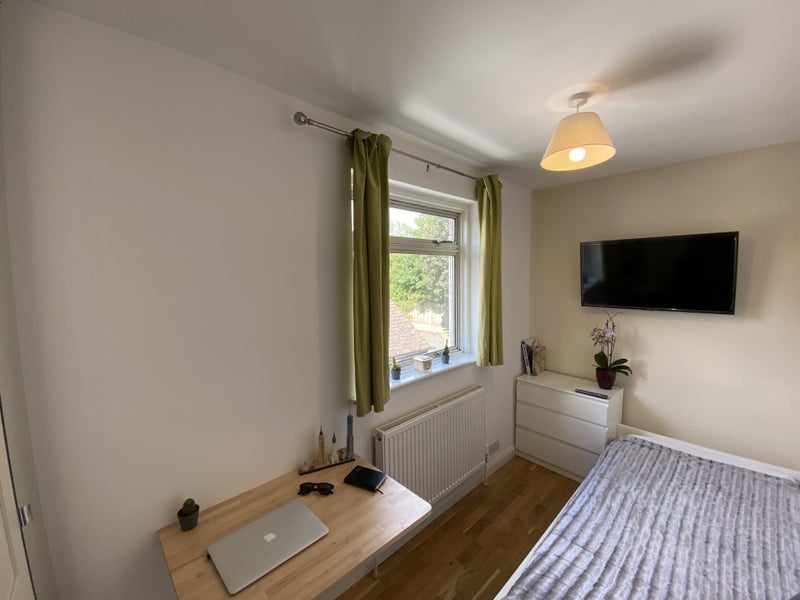 Room May Avenue in Greater London