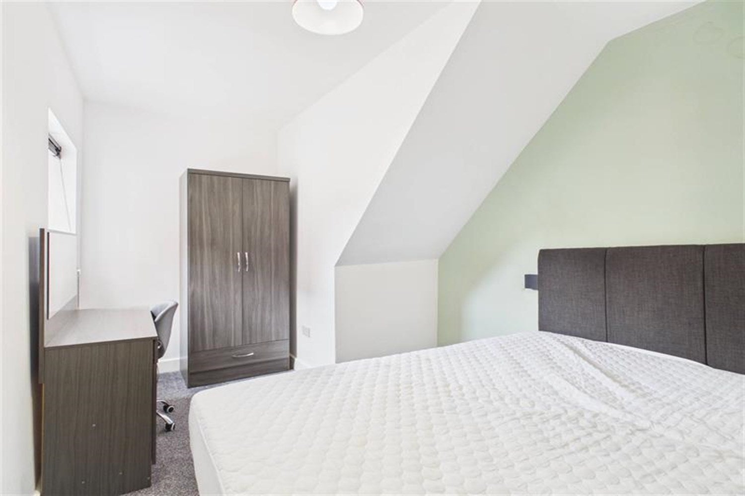 Room Birchington Avenue in South Tyneside
