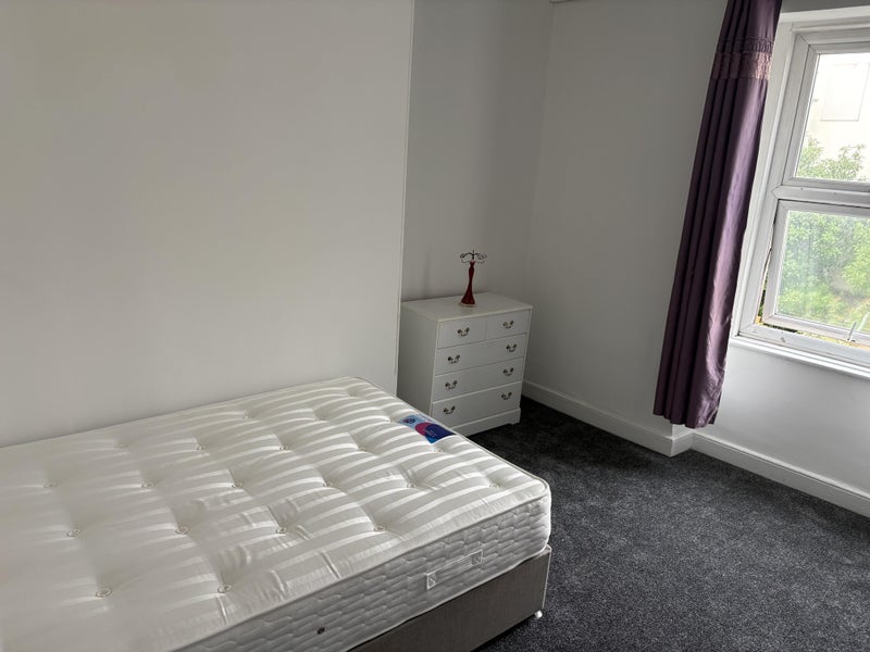 Room Ashley Road in Bristol
