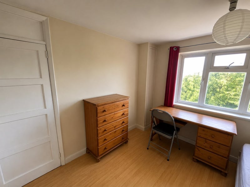 Room Broadhurst Gardens in Greater London