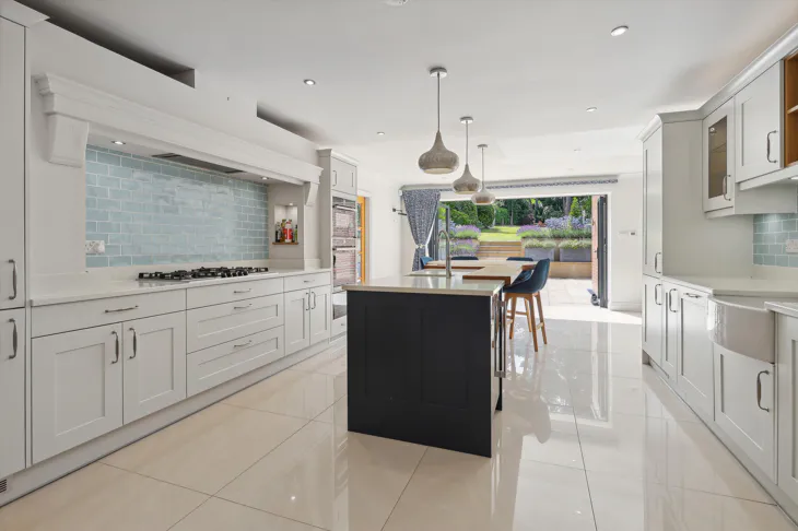 House Roundhill Way in Elmbridge