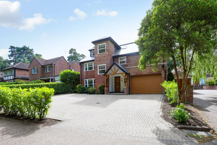 House Roundhill Way in Elmbridge