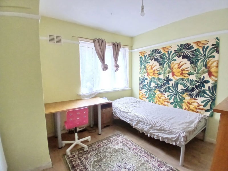 Room Hall Green Road in Coventry
