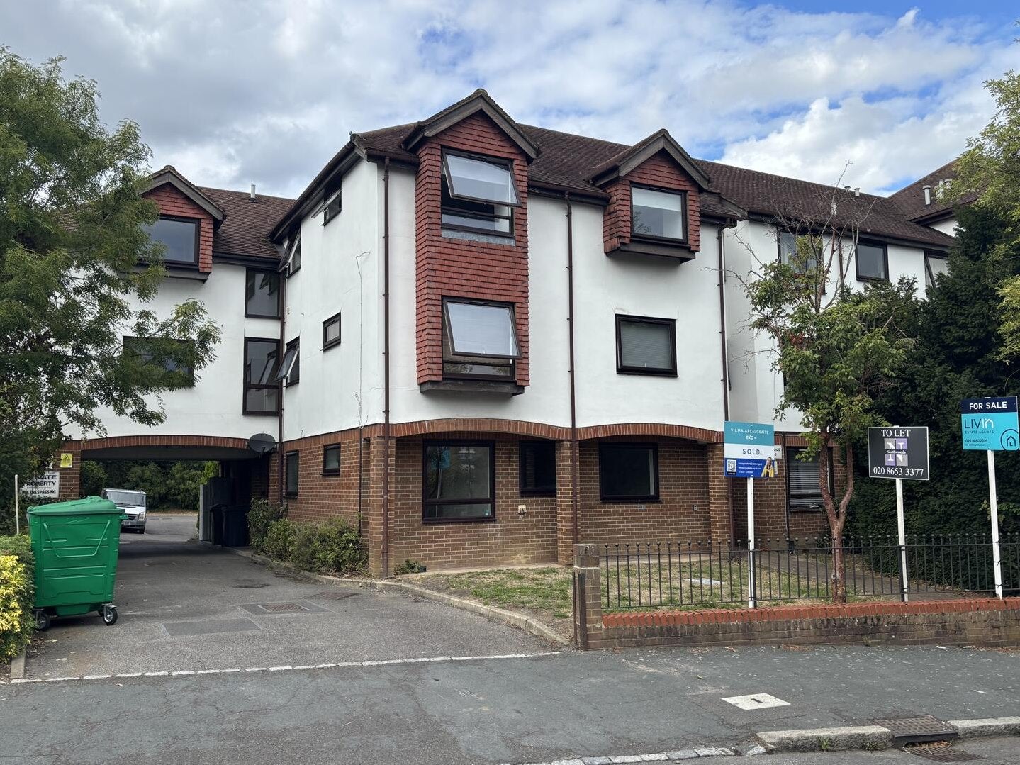 Flat Warminster Road in Greater London