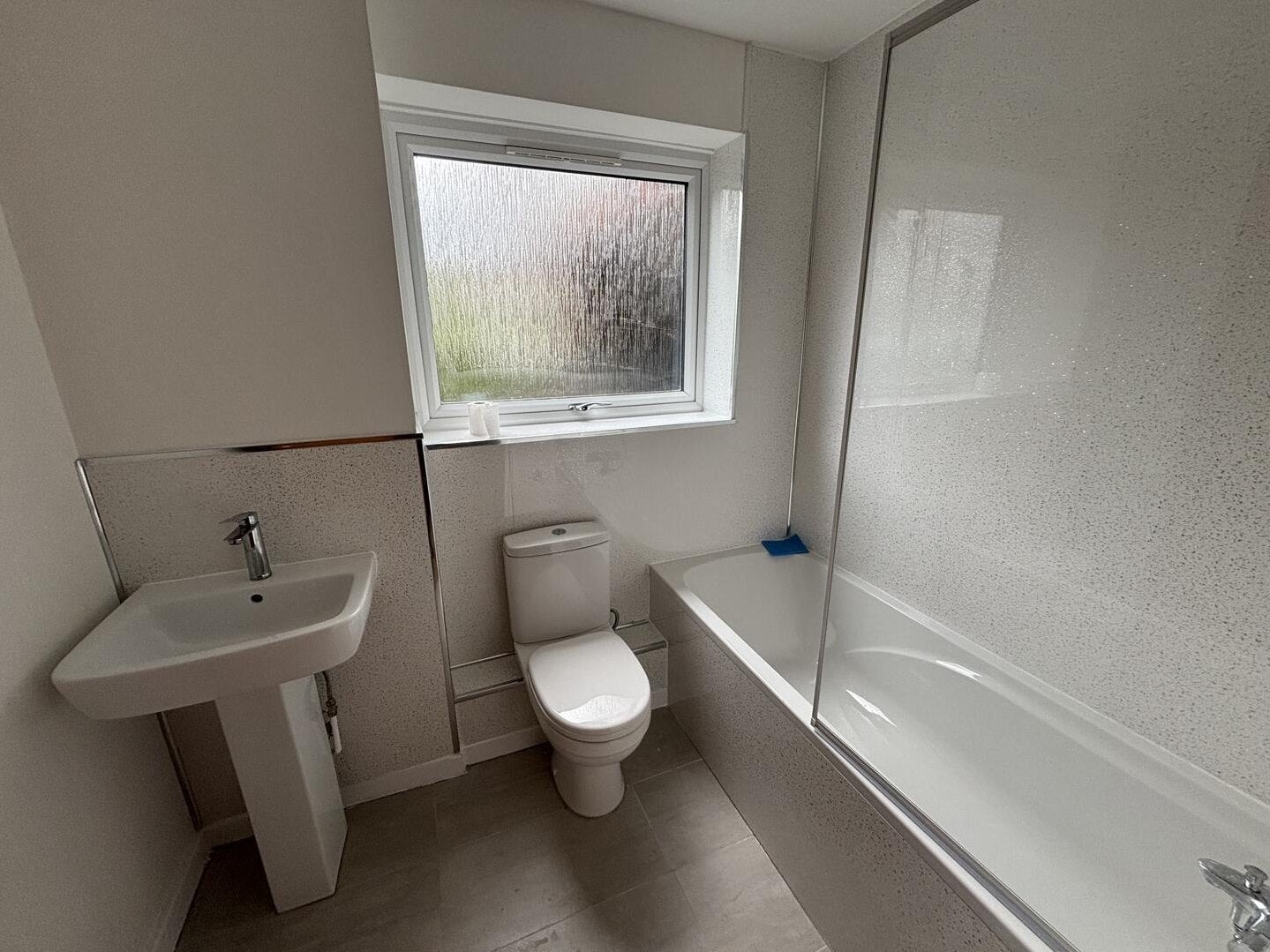 Flat Warminster Road in Greater London