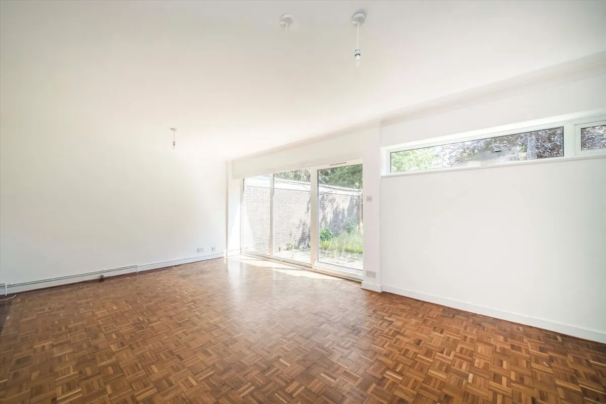 House The Knoll in Greater London