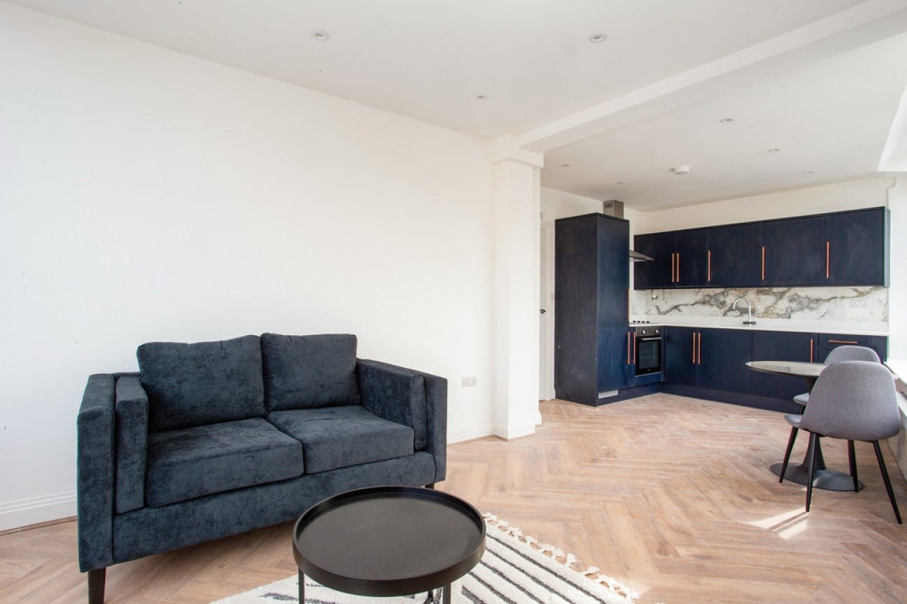 Flat Cricklefield Place in Greater London