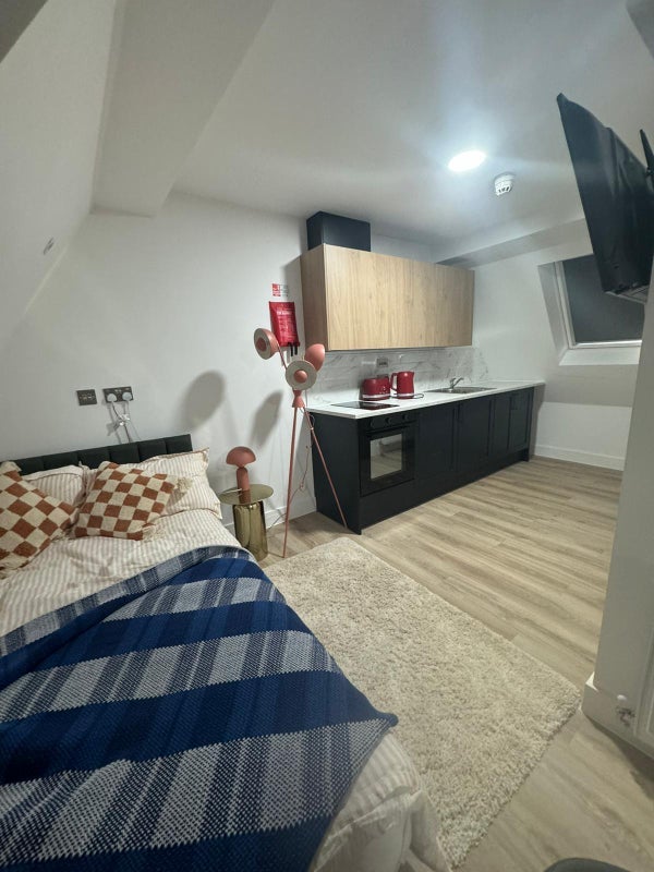 Room Drayton Walk in Manchester