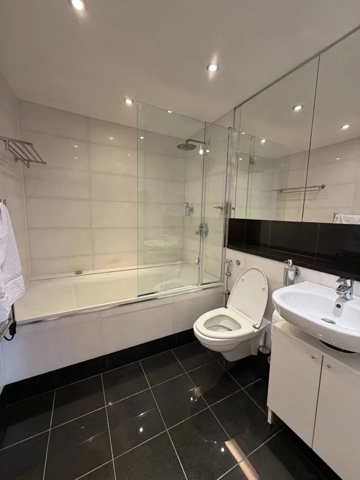 Flat Queenstown Road in Greater London