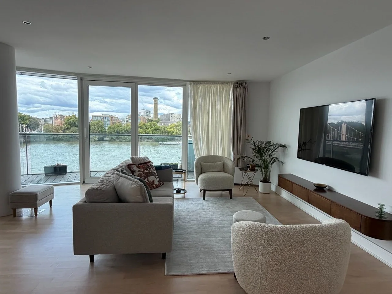 Flat Queenstown Road in Greater London