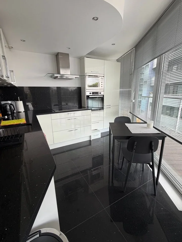 Flat Queenstown Road in Greater London