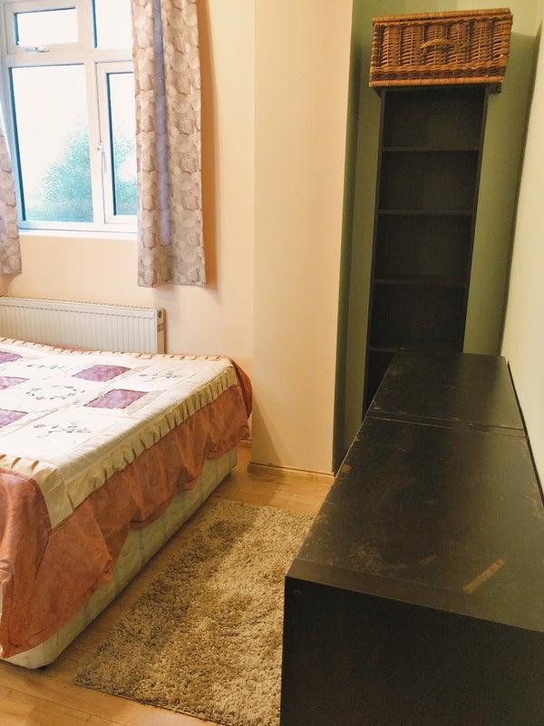 Room Whymark Avenue in Greater London