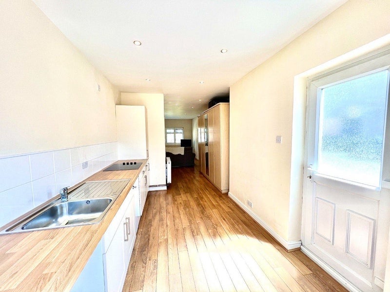 Flat Chelsworth Drive in Greater London
