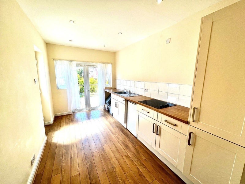 Flat Chelsworth Drive in Greater London